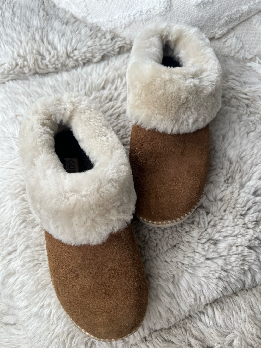 OluKai Women's Chestnut and Cream Shearling Slippers